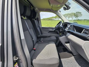 Wnętrze kabiny — Volkswagen TRANSPORTER 2.0 TDI L1H1 T6.1 150Pk Eur6 z 2022 roku
