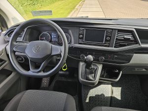 Deska rozdzielcza i stanowisko kierowcy — Volkswagen TRANSPORTER 2.0 TDI L1H1 T6.1 150Pk Eur6 z 2022 roku