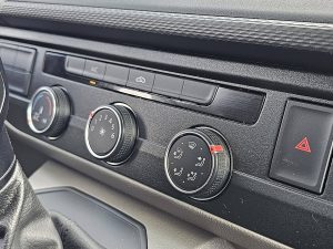 Wyposażenie specjalne wnętrza — Volkswagen TRANSPORTER 2.0 TDI L1H1 T6.1 150Pk Eur6 z 2022 roku