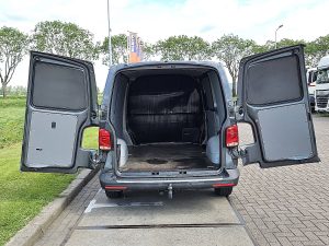 Przestrzeń ładunkowa — Volkswagen TRANSPORTER 2.0 TDI L1H1 T6.1 150Pk Eur6 z 2022 roku