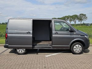 Drzwi boczne przestrzeni ładunkowej — Volkswagen TRANSPORTER 2.0 TDI L1H1 T6.1 150Pk Eur6 z 2022 roku