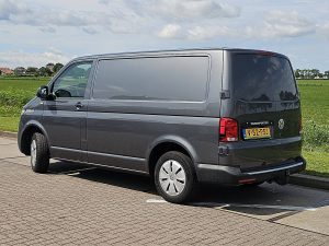 Strona kierowcy z tyłu — Volkswagen TRANSPORTER 2.0 TDI L1H1 T6.1 150Pk Eur6 z 2022 roku