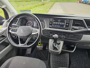 Deska rozdzielcza i stanowisko kierowcy — Volkswagen TRANSPORTER 2.0 TDI L2H1 LED 150Pk Euro6 z 2022 roku