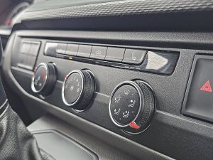 Wyposażenie specjalne wnętrza — Volkswagen TRANSPORTER 2.0 TDI L2H1 LED 150Pk Euro6 z 2022 roku