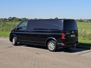 Strona kierowcy z tyłu — Volkswagen TRANSPORTER 2.0 TDI L2H1 LED 150Pk Euro6 z 2022 roku