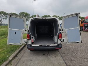 Przestrzeń ładunkowa — Volkswagen TRANSPORTER 2.0 TDI T6.1 150Pk L2H1 Autm z 2024 roku