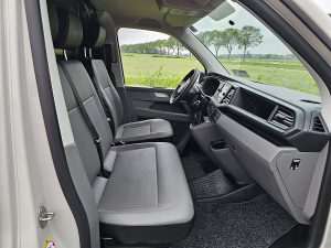 Wnętrze kabiny — Volkswagen TRANSPORTER 2.0 TDI T6.1 150Pk L2H1 Autm z 2024 roku