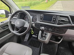 Deska rozdzielcza i stanowisko kierowcy — Volkswagen TRANSPORTER 2.0 TDI T6.1 150Pk L2H1 Autm z 2024 roku