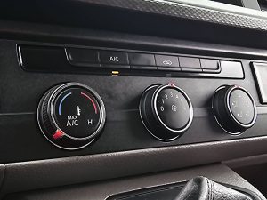 Wyposażenie specjalne wnętrza — Volkswagen TRANSPORTER 2.0 TDI T6.1 150Pk L2H1 Autm z 2024 roku