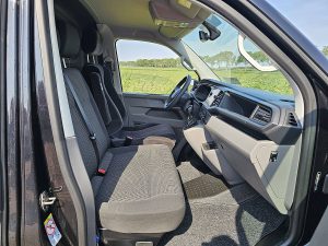 Wnętrze kabiny — Volkswagen TRANSPORTER 2.0 TDI T6.1 150Pk Navi NAP! z 2021 roku