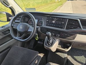 Deska rozdzielcza i stanowisko kierowcy — Volkswagen TRANSPORTER 2.0 TDI T6.1 150Pk Navi NAP! z 2021 roku