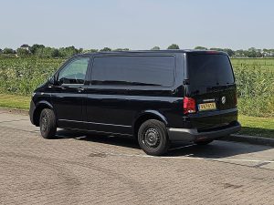 Strona kierowcy z tyłu — Volkswagen TRANSPORTER 2.0 TDI T6.1 150Pk Navi NAP! z 2021 roku