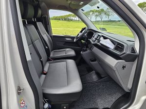 Wnętrze kabiny — Volkswagen TRANSPORTER 2.0 TDI T6.1 L2H1 Automaat! z 2024 roku