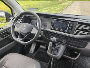 Deska rozdzielcza i stanowisko kierowcy — Volkswagen TRANSPORTER 2.0 TDI T6.1 L2H1 Automaat! z 2024 roku