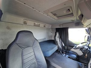 Fotele i leżanka w kabinie — Volvo FE 280.18 2T LIFT BOX 5.52 M z 2019 roku