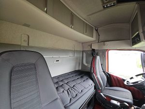Fotele i leżanka w kabinie — Volvo FH 460 6X2 XENON SKIRTS z 2020 roku