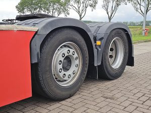 Opony z dobrym bieżnikiem — Volvo FH 460 6X2 XENON SKIRTS z 2020 roku