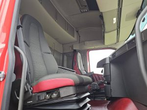 Wnętrze kabiny — Volvo FH 460 6X2 XENON SKIRTS z 2020 roku