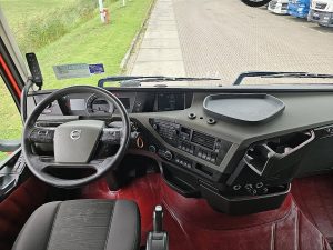 Deska rozdzielcza i stanowisko kierowcy — Volvo FH 460 6X2 XENON SKIRTS z 2020 roku