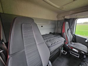 Fotele i leżanka w kabinie — Volvo FH 500 6X2 STEERED PTO+HYDR z 2020 roku