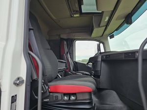 Wnętrze kabiny — Volvo FH 500 6X2 STEERED PTO+HYDR z 2020 roku