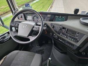 Deska rozdzielcza i stanowisko kierowcy — Volvo FH 500 6X2 STEERED PTO+HYDR z 2020 roku