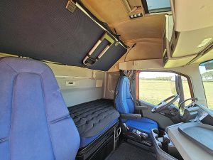 Fotele i leżanka w kabinie — Volvo FH 500 Globetrotter z 2023 roku
