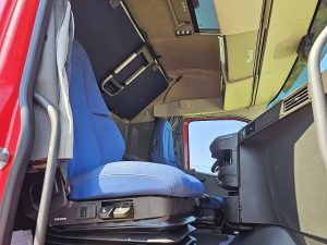 Wnętrze kabiny — Volvo FH 500 Globetrotter z 2023 roku