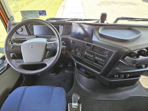Deska rozdzielcza i stanowisko kierowcy — Volvo FH 500 Globetrotter z 2023 roku