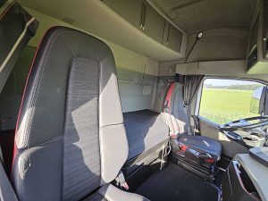 Fotele i leżanka w kabinie — Volvo FH 500 Multi-BDF z 2021 roku