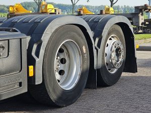 Opony z dobrym bieżnikiem — Volvo FH 500 Multi-BDF z 2021 roku