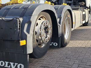 Opony z dobrym bieżnikiem, ujęcie 2 — Volvo FH 500 Multi-BDF z 2021 roku