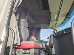 Wnętrze kabiny — Volvo FH 500 Multi-BDF z 2021 roku