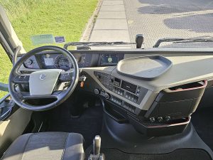 Deska rozdzielcza i stanowisko kierowcy — Volvo FH 500 Multi-BDF z 2021 roku