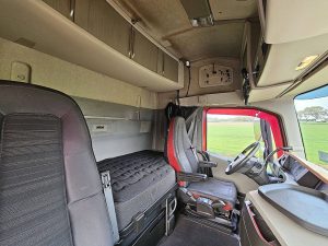 Fotele i leżanka w kabinie — Volvo FH 540 6X4 EPSILON M110Z82 z 2016 roku