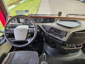 Deska rozdzielcza i stanowisko kierowcy — Volvo FH 540 6X4 EPSILON M110Z82 z 2016 roku
