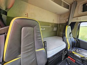 Fotele i leżanka w kabinie — Volvo FH 750 6X4 LIFTAXLE RETARD. z 2018 roku
