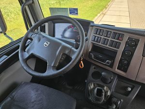 Deska rozdzielcza i stanowisko kierowcy — Volvo FL 240.12 AIRCO 6 CYL. MANUAL z 2008 roku