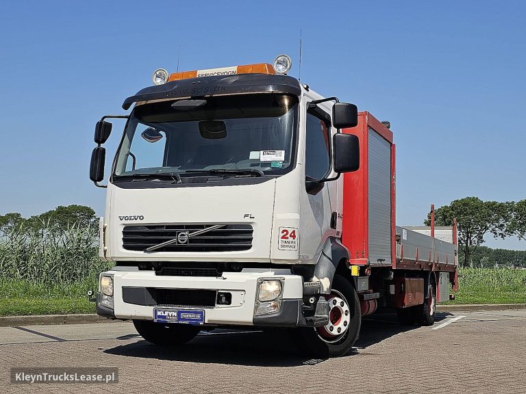 Volvo FL 240.12 MANUAL HIAB 033T z 2008 roku, skrzyniowy z zagranicy — przód pojazdu