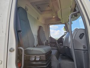 Wnętrze kabiny — Volvo FL 240.14 MANUAL AIRCO LIFT z 2021 roku