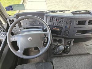 Deska rozdzielcza i stanowisko kierowcy — Volvo FL 240.14 MANUAL AIRCO LIFT z 2021 roku