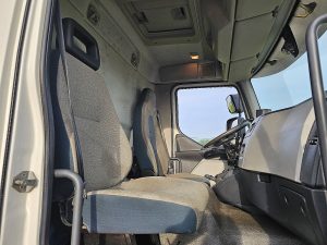Wnętrze kabiny — Volvo FL 250.12 z 2017 roku