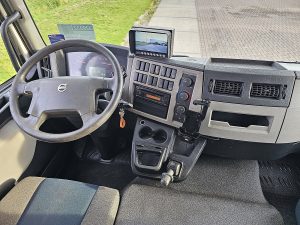 Deska rozdzielcza i stanowisko kierowcy — Volvo FL 250.12 z 2017 roku