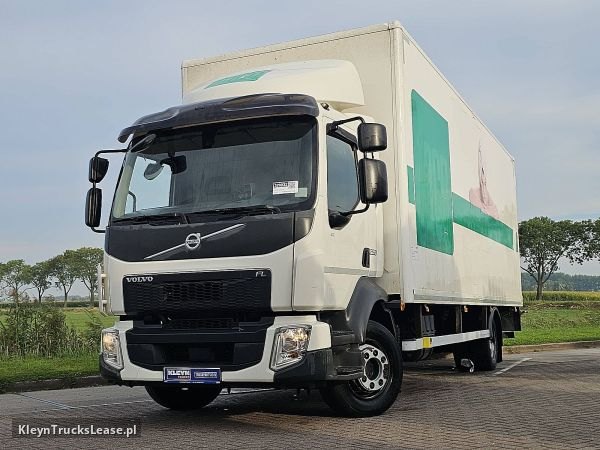 Volvo FL 250.12 z 2017 roku, kontener z zagranicy — przód pojazdu