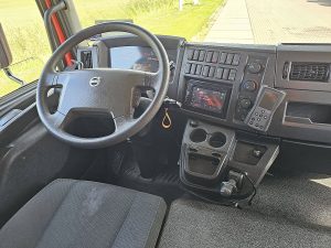 Deska rozdzielcza i stanowisko kierowcy — Volvo FL 250.16 z 2020 roku