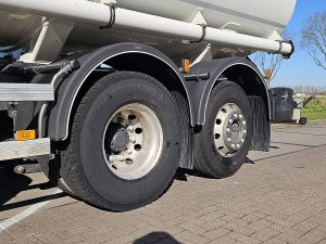 Opony z dobrym bieżnikiem — Volvo FM 13.500 19.000L z 2011 roku