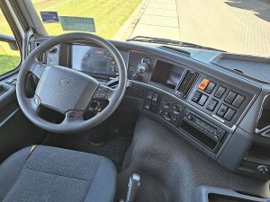 Deska rozdzielcza i stanowisko kierowcy — Volvo FM 13.500 19.000L z 2011 roku
