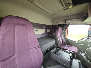 Fotele i leżanka w kabinie — Volvo FM 500 6X4 LIFT AXLE PTO+HY z 2022 roku