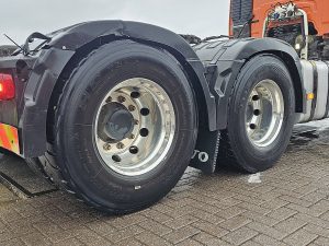 Opony z dobrym bieżnikiem — Volvo FM 500 6X4 LIFT AXLE PTO+HY z 2022 roku