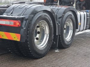 Opony z dobrym bieżnikiem — Volvo FM 500 6X4 LIFT AXLE PTO+HY z 2022 roku